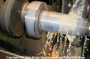 Auenrundschleifen einer Kurbelwelle, Teilansicht.  Mgliche Metall-Bearbeitung: drehen frsen bohren schleifen.