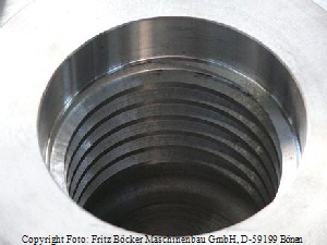 Wir fertigen Gewinde aller Art. Das Foto zeigt ein groes Trapezgewinde.  Wir sind Spezialist in der Metallbearbeitung: drehen frsen bohren nuten schleifen