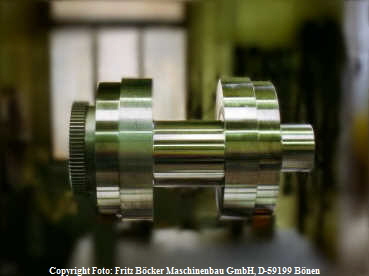 Kurbelwelle mit Verzahnung. Fertigung der Kurbelwellen aus Vollmaterial. Bearbeitungsgnge vom Rohteil bis zum Fertigteil Kurbelwelle: Drehen, verzahnen, rundschleifen, Radien polieren.